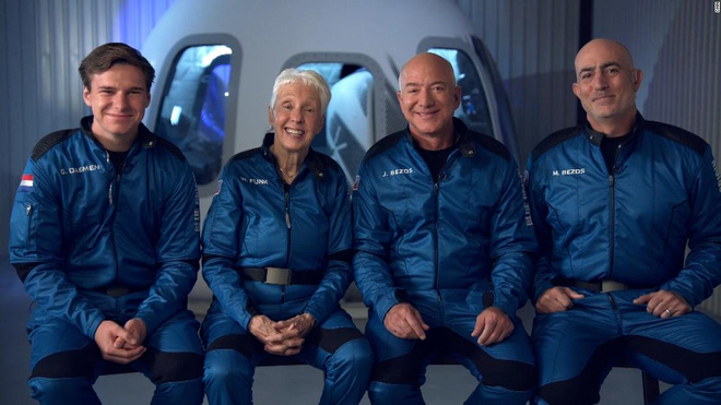 Jeff Bezos vừa bay lên vũ trụ thành công và trở lại Trái Đất an toàn, đạt được giấc mơ thủa bé: Đây là ngày đẹp nhất đời tôi
