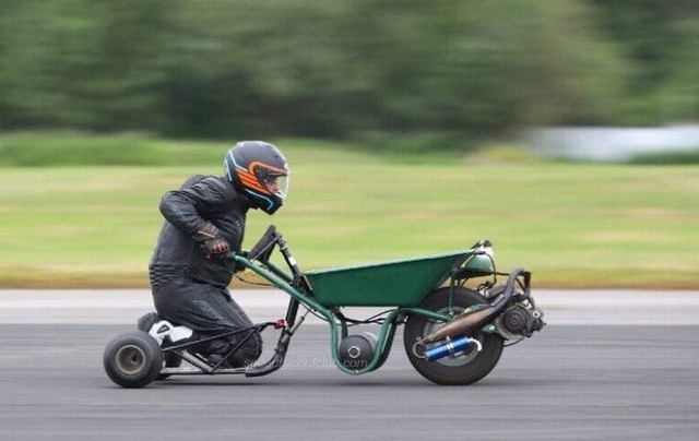 Thợ cơ khí Anh chế tạo xe cút kít 'siêu tốc', phá kỷ lục thế giới!