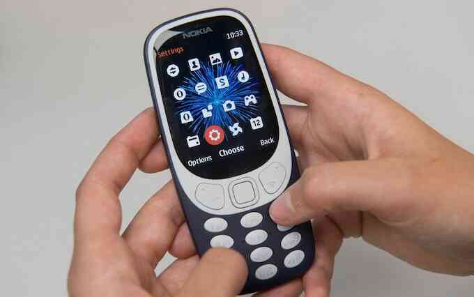 Kỳ lạ ngôi trường danh giá ở nước Anh phát cho học sinh Nokia “cục gạch” để dùng