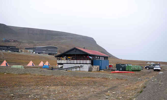 Gấu Bắc Cực cắn chết người ở Svalbard