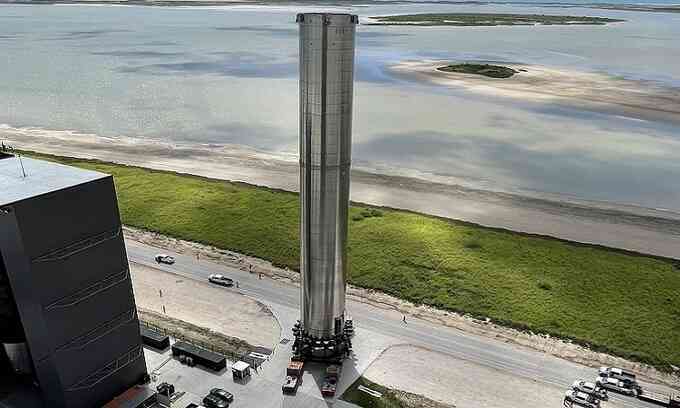 SpaceX đưa tên lửa Super Heavy tới bệ phóng